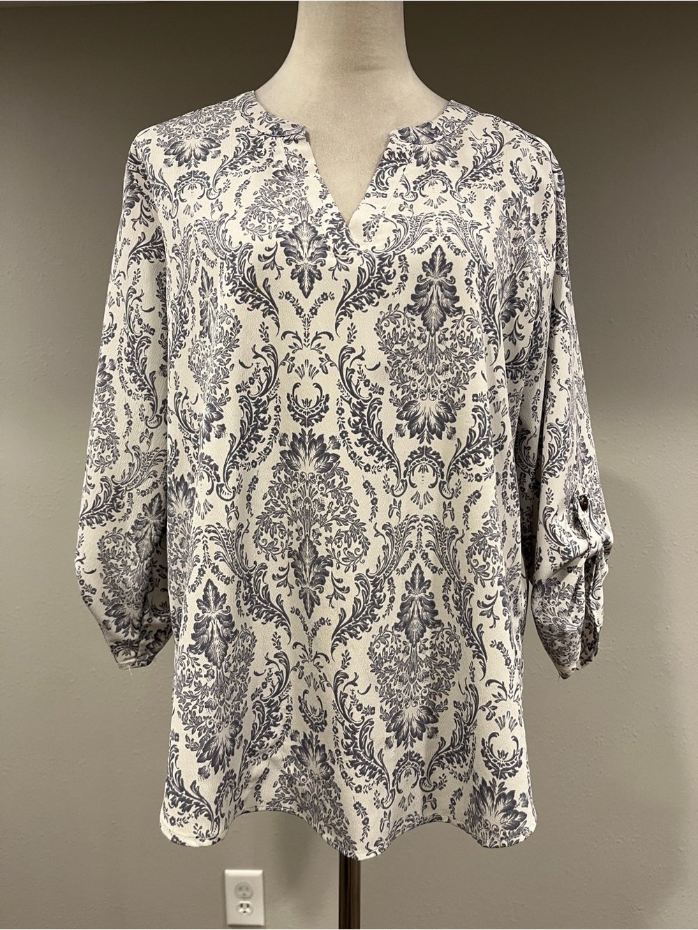 Maurices white and Blue paisley floral Print V-Neck Blouse size large